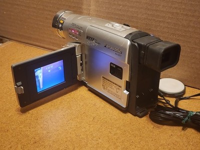 ケース入りPanasonic NV-M33 VHS-C ビデオカメラ 不動　昭和 ケース入りPanasonic NV-M33 VHS-C ビデオカメラ 不動 昭和 ケース入り