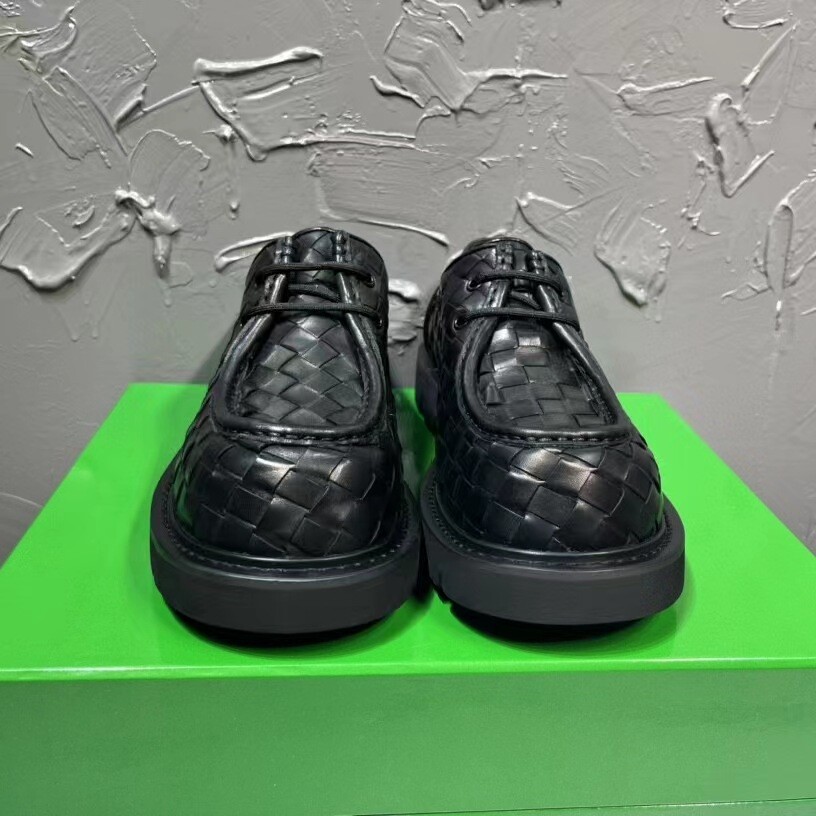 Bottega Veneta Zapatos de caña baja trenzados de cuero de vaca a cuadros para hombre