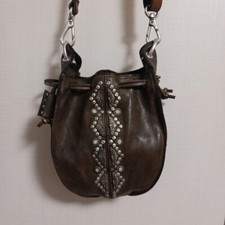 Borsa a tracolla Campomaggi in pelle con coulisse e borchie e decorazioni
