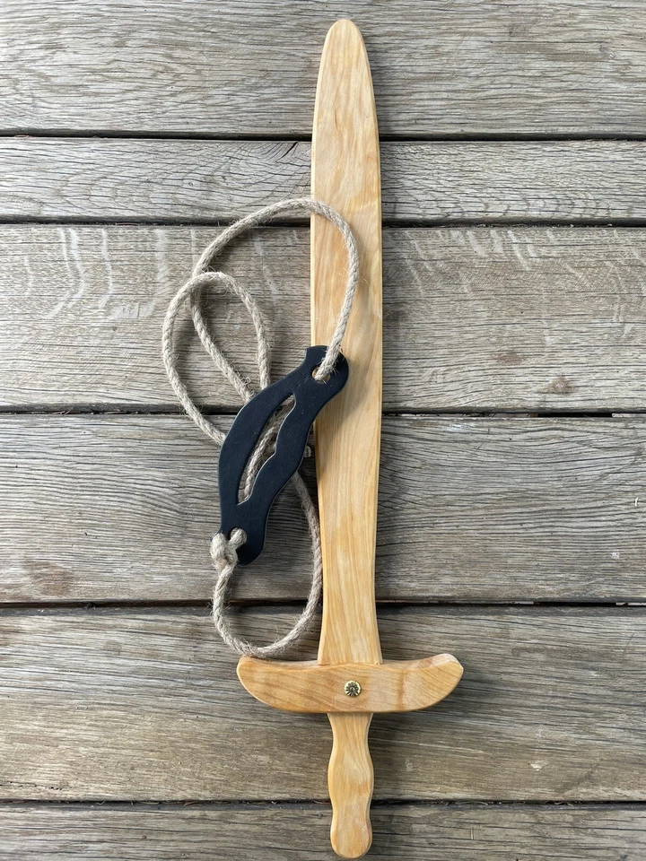 HOLZSPIELEREI Holzschwert mit Halterung Ritter Cosplay Rollenspiel 55 cm lang Erlenholz geölt