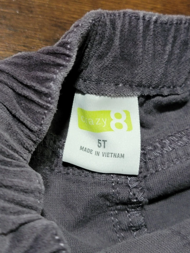 Minifalda de gamuza sintética gris oscuro Crazy 8 talla 5T PRE-PROPIETADA para niñas Foto 3 de 4