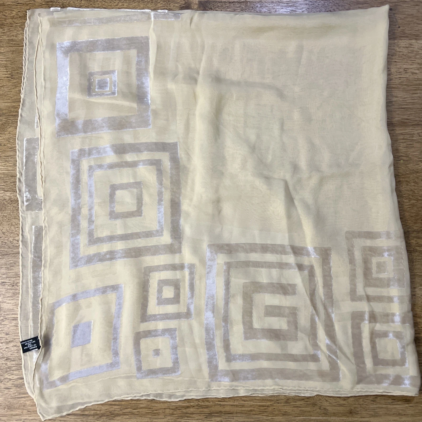 Gucci Foulard Soie Rayonne Or Ivoire Carré Velours Logo Transparent 38,5”x 40”