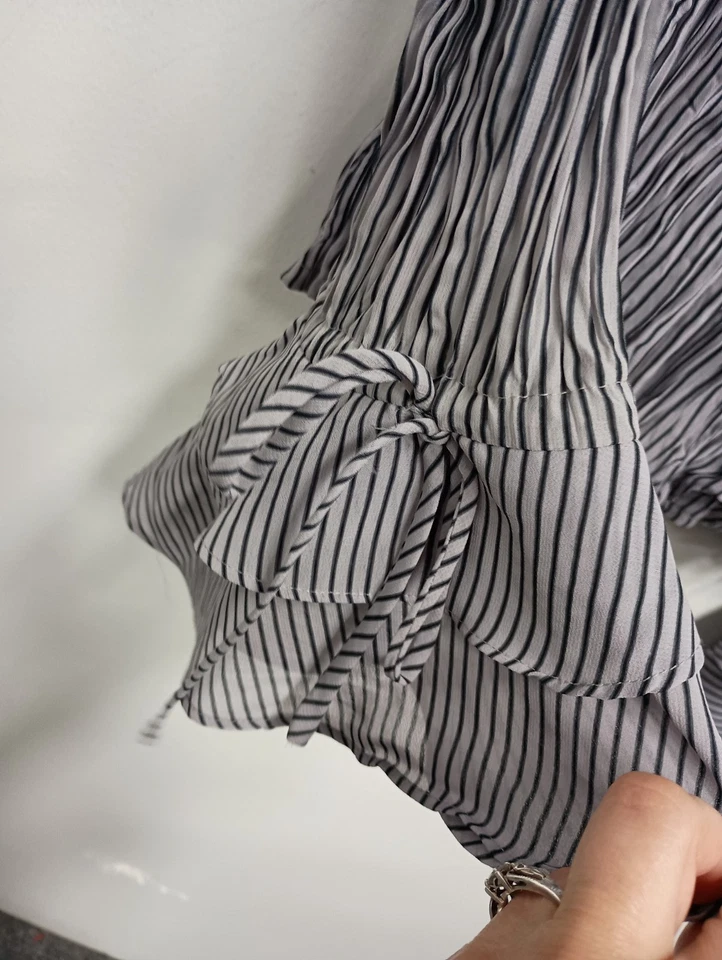 Top Y2K Kaelyn Max II para mujer talla 2X BOHO gris hada a rayas manga campana arrugada Foto 3 de 4