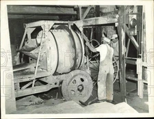 1939 Press Photo Workers Operate Cement Mixer on Job Site - nei47089
