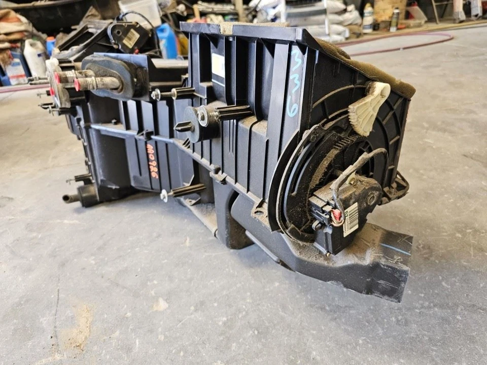 03-07 Sierra Silverado 2 Door SINGLE CAB Dash AC Evaporator Housing w Motor - Image 4 of 4