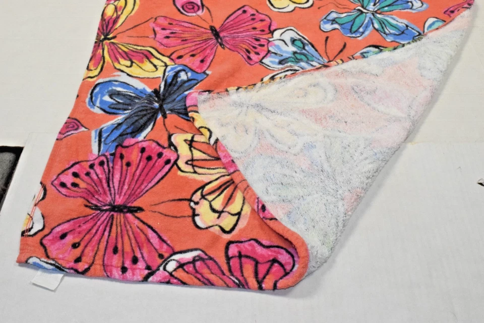 Toalla mariposa Mainstays colores brillantes impresión total 55 X 27 pulgadas 2023 Foto 3 de 4