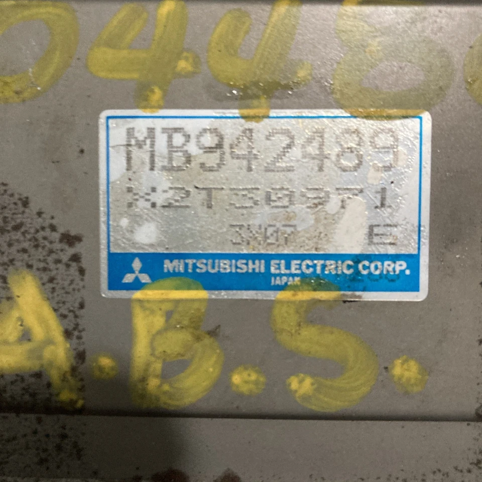 Mitsubishi Pajero ABS MB942489 - Image 2 of 4