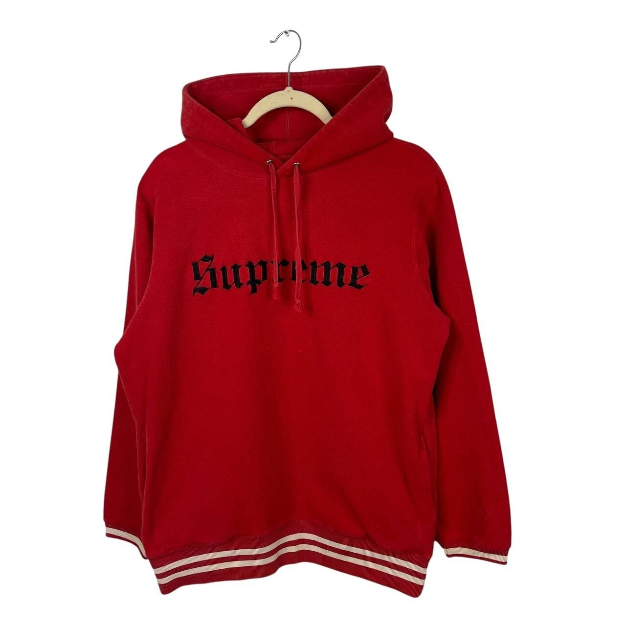 Sweat à capuche logo gothique inversé rouge suprême