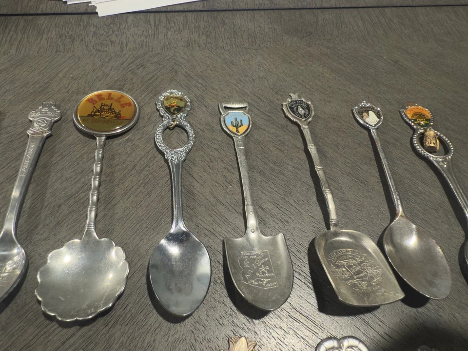 Traveler souvenir spoons. Silver plated and pewter lot of 44 Foto 3 de 4
