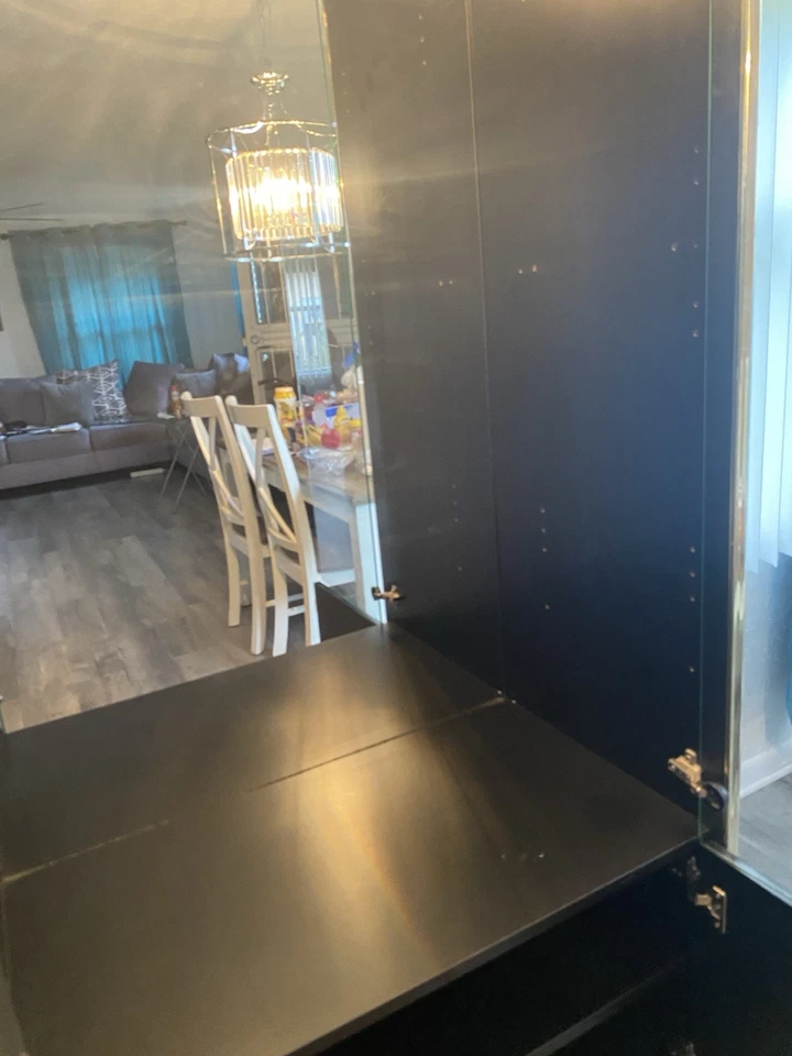 armario con puertas de cristal y estantes y cajones Foto 2 de 4