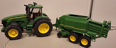 Bruder Spielzeug-Traktor | John Deere mit 690 Rundballenpresse Anhänger