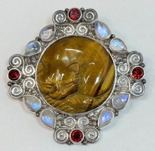 Vintage Sajen Sterling Silver Carved Tigers Eye Sleeping Cat Brooch Pendant