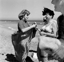 Actress Elaine Stewart Dresses Man During The Thalians Beach 1956 OLD PHOTO