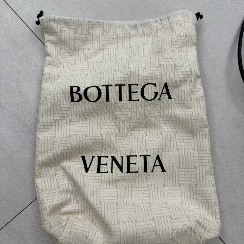 Bottega Veneta Concert Pouch Black Leather Bag thumbnail 5