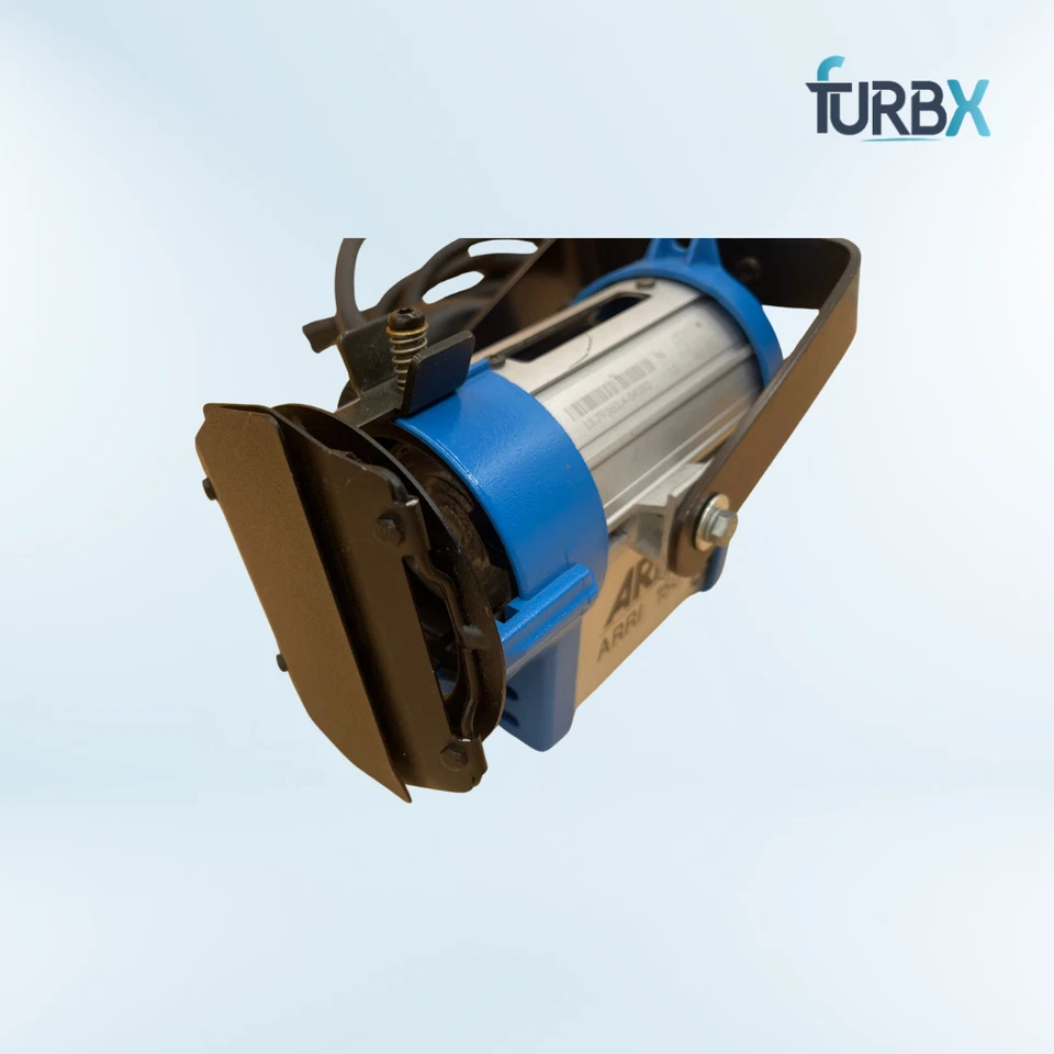 ARRI 150W Tungsten Fresnel Light With barn doors - Image 3 of 4