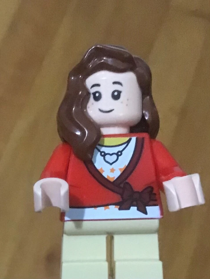 LEGO City Town Girl Top Rojo Mujer con Collar Corazón Largo Cabello Marrón Pierna Corta Foto 3 de 4