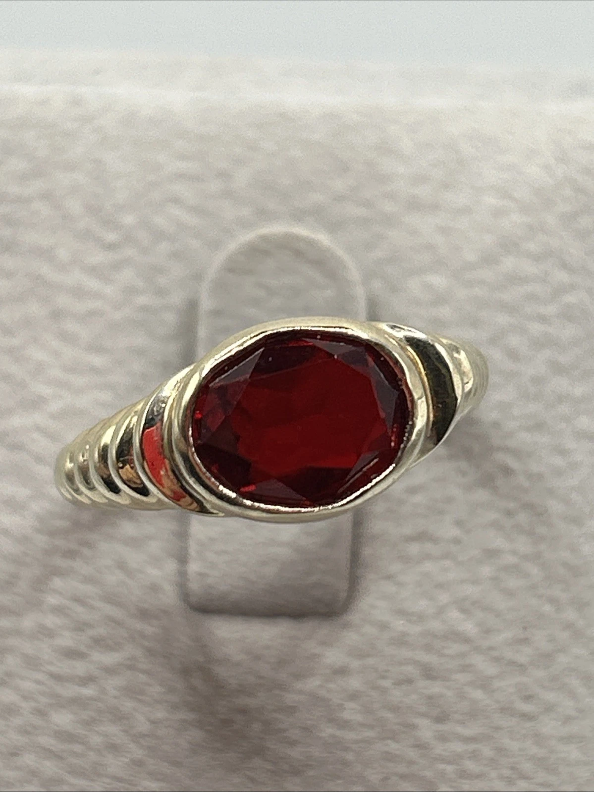 Bague vintage fantaisie  Doré Avec Une Pierre Rouge . Taille 54