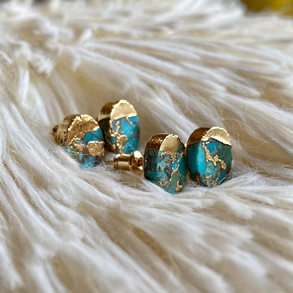 Pendientes de piedra turquesa natural enchapados en oro con piedras preciosas azules hechos a mano Foto 2 de 2
