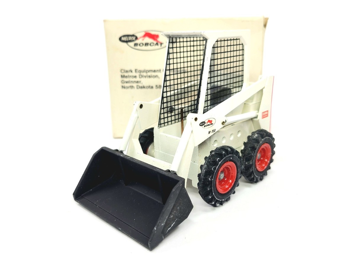 Bobcat Clark M-700 Skid-Steer Loader - Conrad Gescha 1:24 Scale