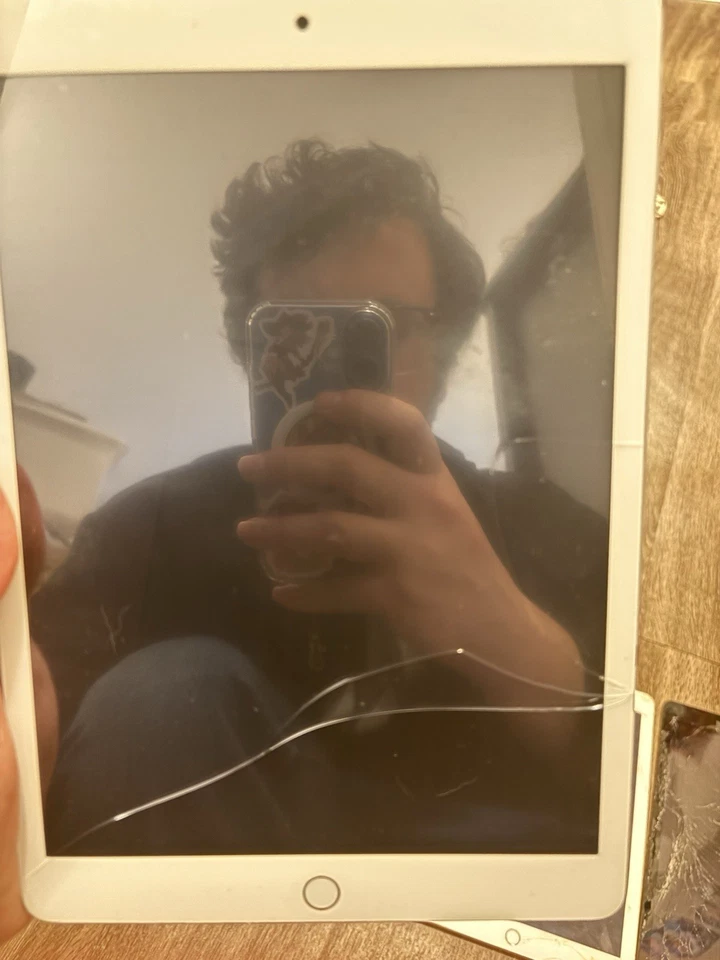 Lote de 4 iPads rotos. Para piezas o reparación. Lee la descripción para más detalles Foto 3 de 4