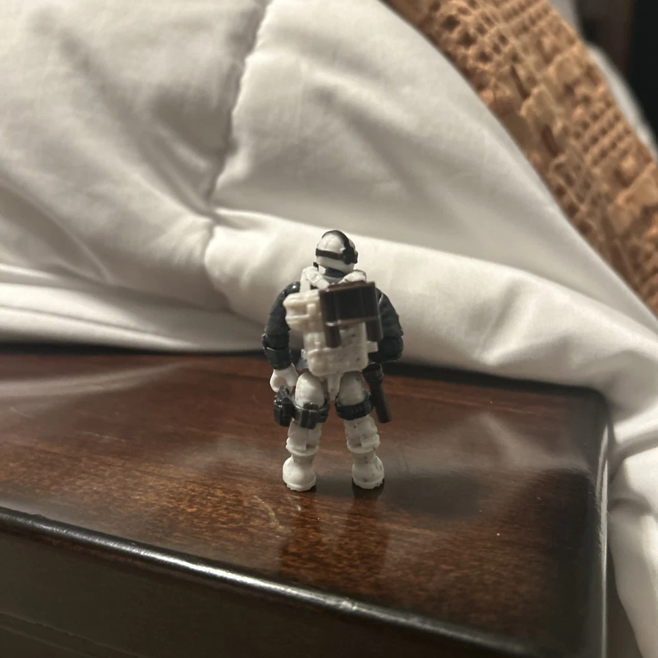 ULTRA RARE Call Of Duty Arctic Armory FIGURE Mega Construx - Image 2 of 2