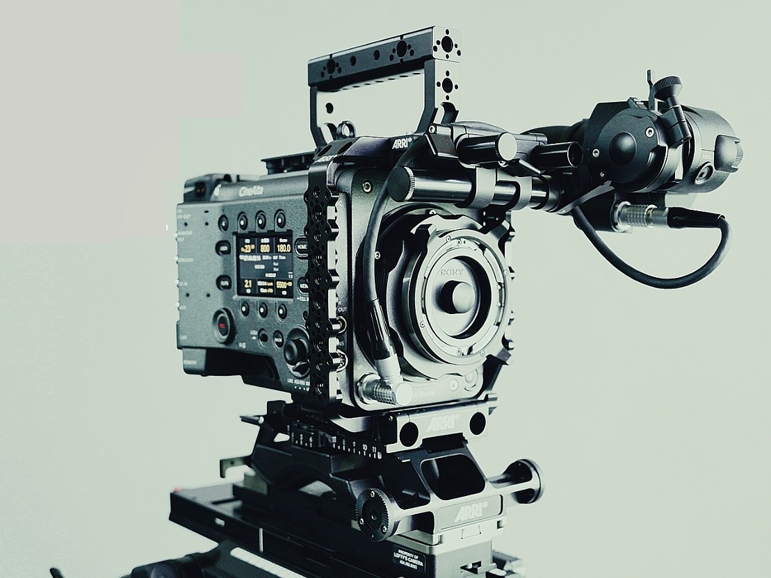 Sony Venice 2 6K/8K Cinema Camera Package – 3x 1TB AXS Cards, OLED EVF, ARRI Rig