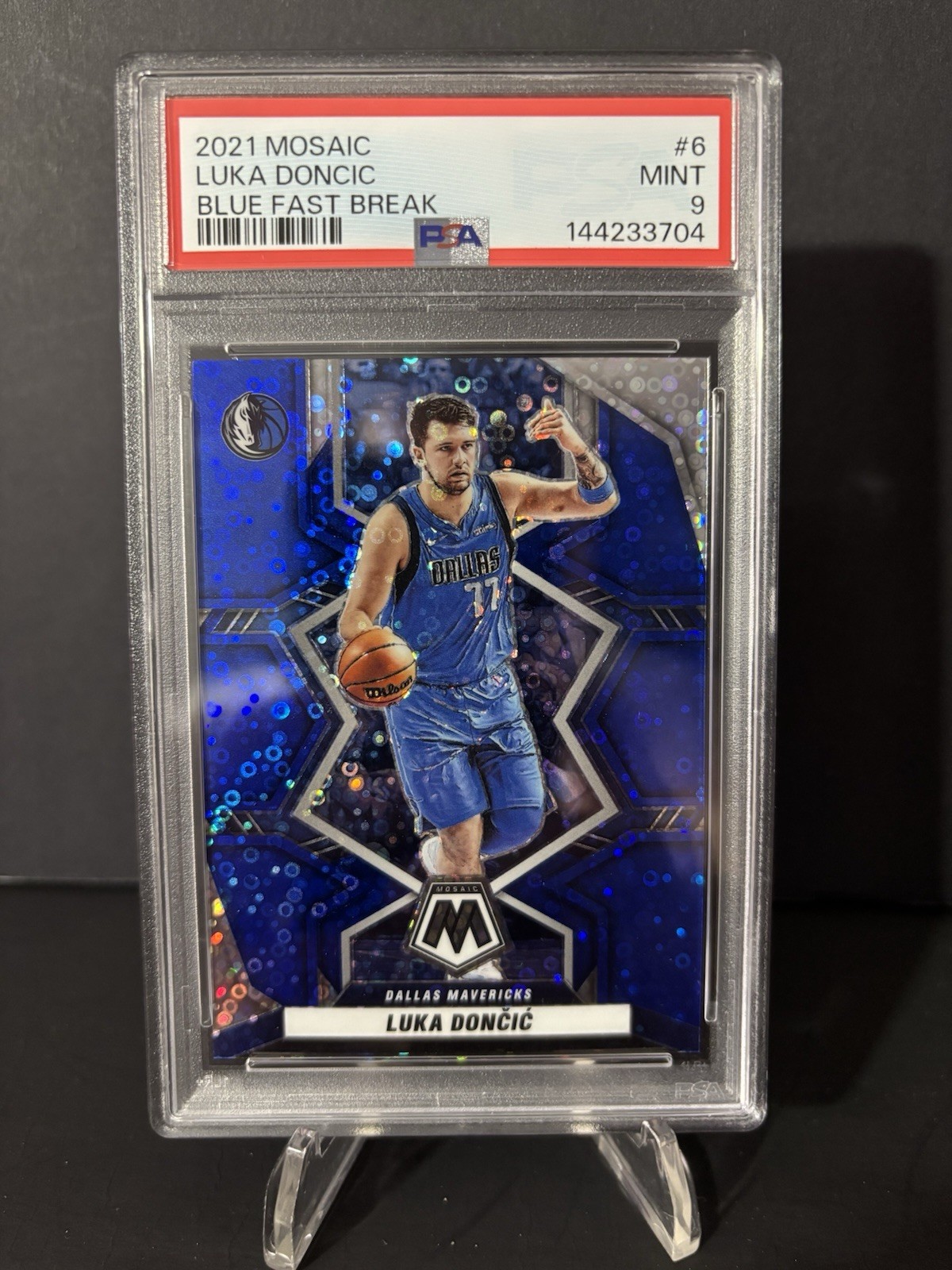 2021-22 Panini Mosaic - Luka Dončić #6 Blue Fast Break Prizm /85 PSA 9
