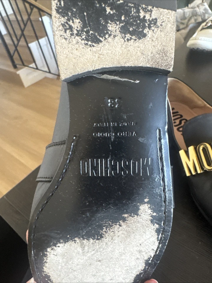 Zapatos planos Moschino de cuero negro para mujer Foto 2 de 4