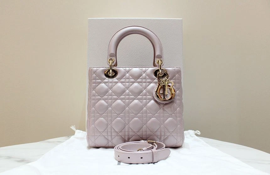 Sac fourre tout et bandoulière Dior Lady Medium rose perle M0550 116880221