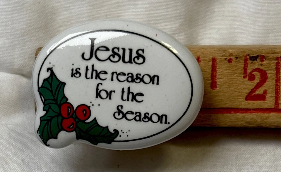 “Jesus Is The Reason For The Season” Ceramic Brooch Lapel Pin Holly Christmas - Image 4 of 4
