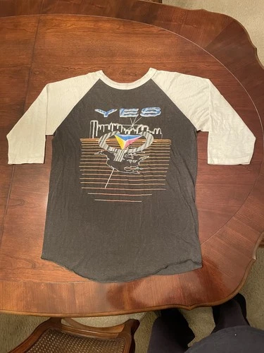 Vintage Yes 90125 Concert T Shirt Vintage vintage concert t-shirt, vintage, single stitch, B+ condition