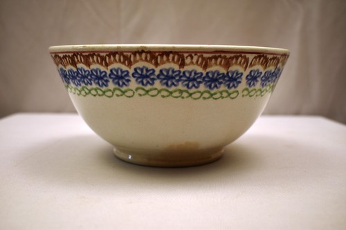 Antique English Spongeware Bowl with Floral Band Design Circa 1890 Three Color - Picture 4 of 10