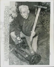 1954 Press Photo Amos Alonzo Stagg oils his lawn mower in Stockton, California