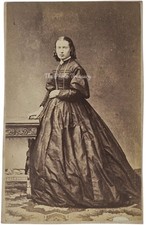 CDV LADY RINGLET HAIR CAMEO BROOCH DRESS FASHION LONDON & PROVINCIAL PHOTO CO