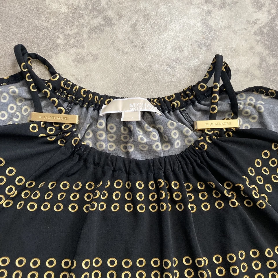 Blusa Michael Kors para mujer talla mediana hombro frío negra dorada logotipo herrajes Foto 2 de 4