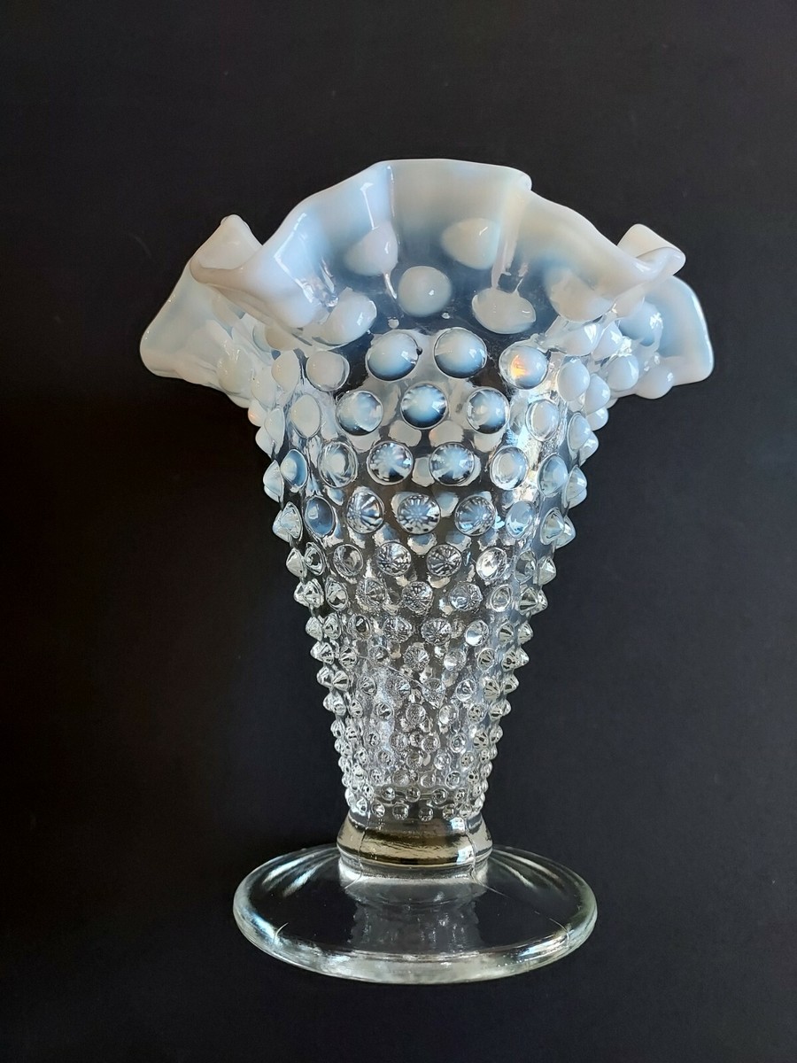 VINTAGE　LARGE FENTON HOBNEIL FLOW VASE Large 8 Inch Vintage Fenton Hobnail Blue & White Vase - Blue
