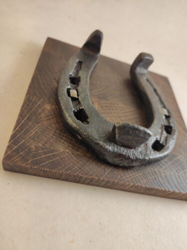 Vecchio, antico ferro di cavallo fatto a mano su tavola di legno - talismani decorativi - Foto 1 di 5