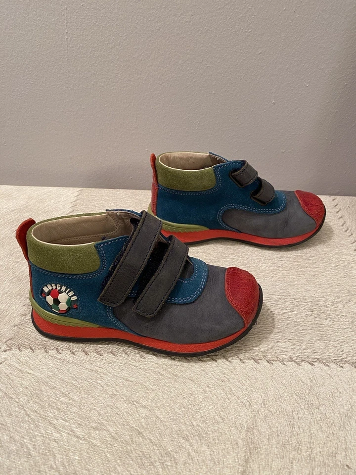 Zapatos Moschino de cuero multicolor para niños pequeños - 26 EUR/9,5 EE. UU. Foto 2 de 4