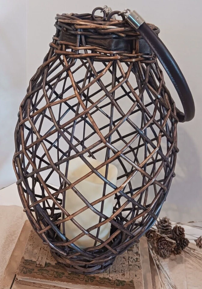 Linterna colgante de mimbre y metal con mango de cuero sintético y vela LED. Foto 2 de 4