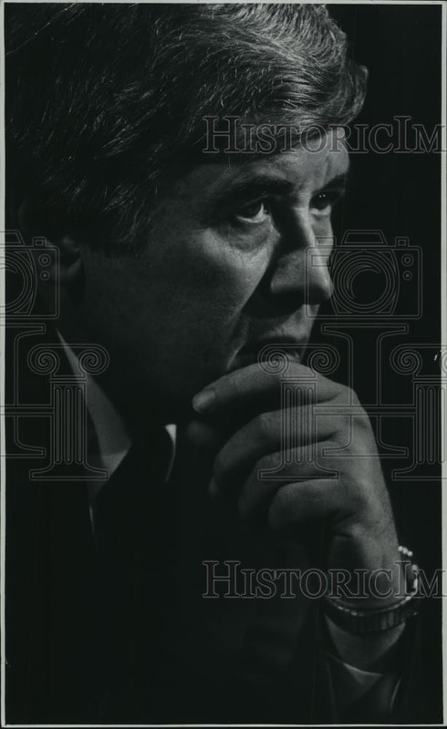 1978 Press Photo Milwaukee Mayor Henry Maier answers questions from reporters