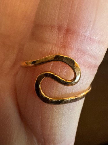 14k HAMMERED GOLD TOE RING BY SONYA. EXCELLENT CONDITION!