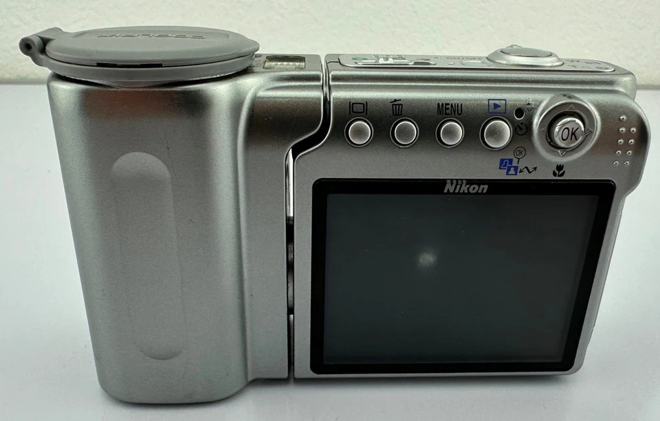 Nikon Coolpix S4 6MP Digital Camera 10x Swivel Zoom. 2.5 in LCD Tested and works - Image 2 of 4