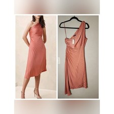 Nuevo con etiquetas Vestido Midi Banana Republic Talla 6 Un Hombro Plisado Satén Rosa Amaretti