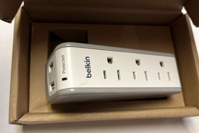 NIB Belkin Travel 2 USB 3 AC Outlet Power Strip Charger Surge Protector BST300