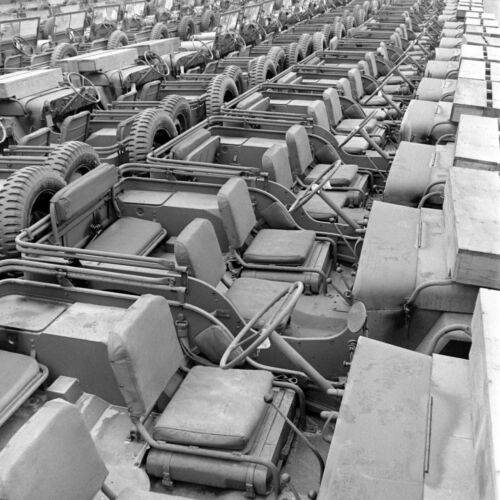 WW2 WWII Photo World War Two / US Military Equipment Awaiting Shipment Army Jeep - Foto 1 di 1