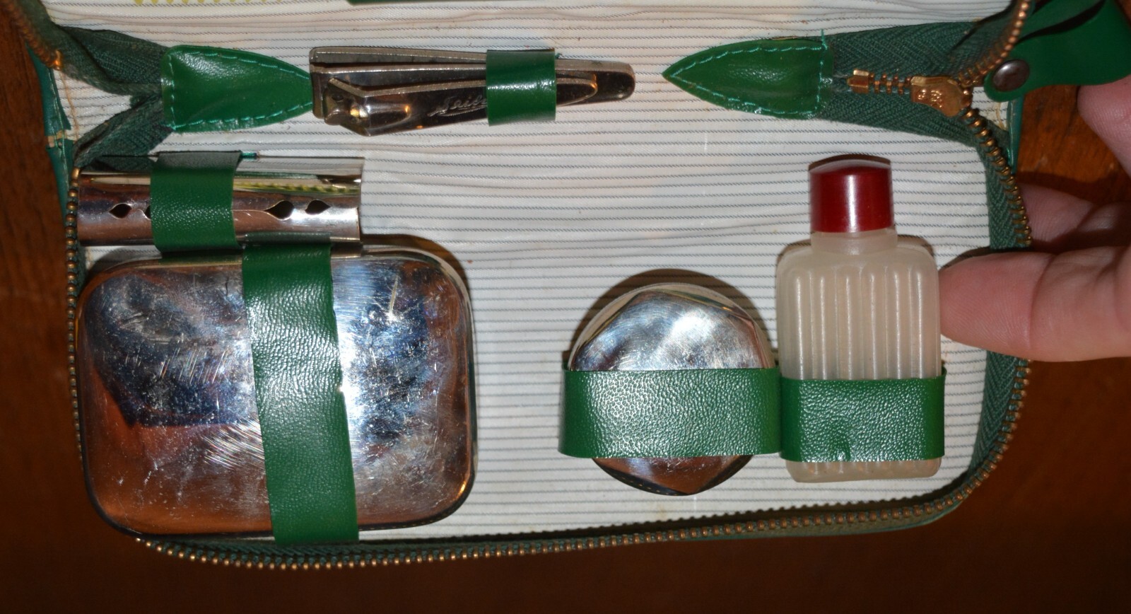 VTG Gentlemen's Personal Care Travel Kit Nylon Case