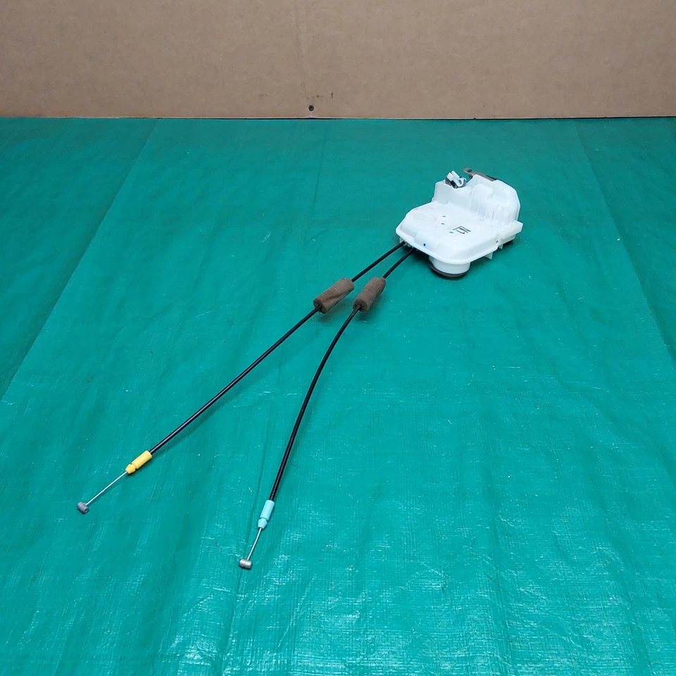 Actuador de cierre de cerradura de puerta delantera derecha Mitsubishi Outlander Sport 2011-2024 OEM Foto 2 de 4