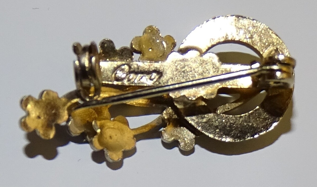 Vintage Coro Flower Pin (white pedals & rose centers) missing one