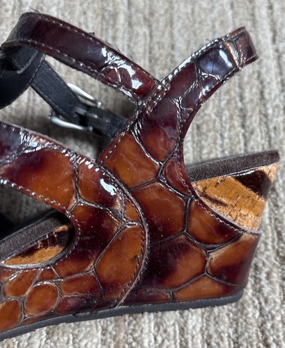 Donald J Pliner Made In Italy Women’s Wedge Sandal 6.5 M Brown Patent Worn Once - Picture 12 of 13