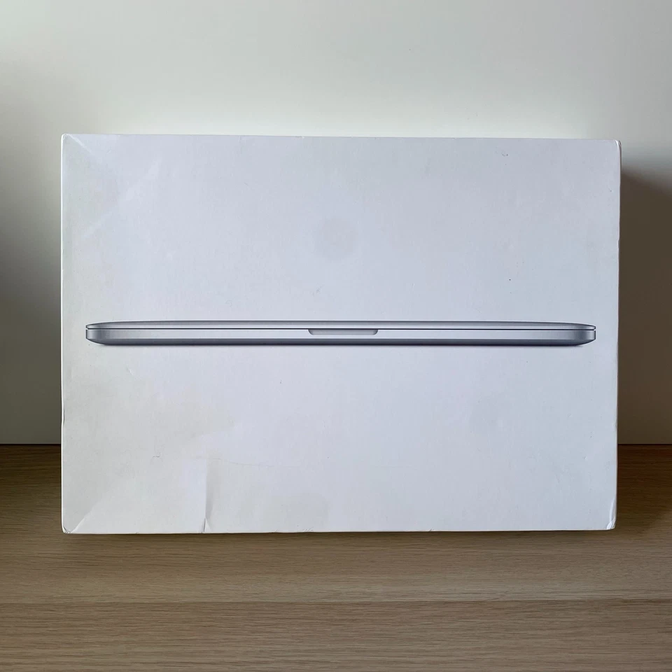 Apple Retina MacBook Pro - 2015 - 15" Display - i7 2.2GHz - 512GB SSD - 16GB RAM - Image 2 of 4